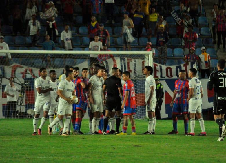 Más allá del curioso hecho, Magdalena y Millonarios igualaron 1-1 en el estadio Sierra Nevada de Santa Marta. FOTO COLPRENSA