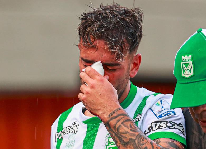 Facundo Batista cuando debió abandonar el partido ante Alianza en el Polideportivo Sur de Envigado. FOTO MANUEL SALDARRIAGA