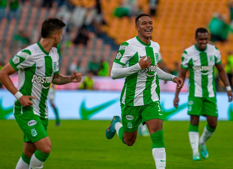 Brahian Palacios (centro), autor del primer gol de Atlético Nacional, frente a Atlético Huila, tuvo que ser sustituido con molestias físicas (55’). FOTO Esneyder Gutiérrez