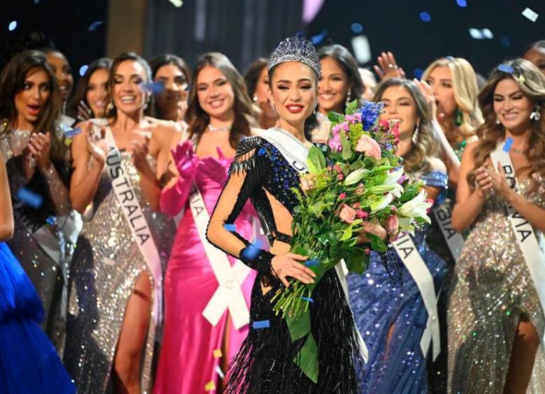 Las candidatas de Puerto Rico, República Dominicana, Perú, Venezuela, Colombia, España y Portugal pasaron este sábado junto a otras nueve candidatas a la semifinal del concurso Miss Universo 2022. FOTO: EFE