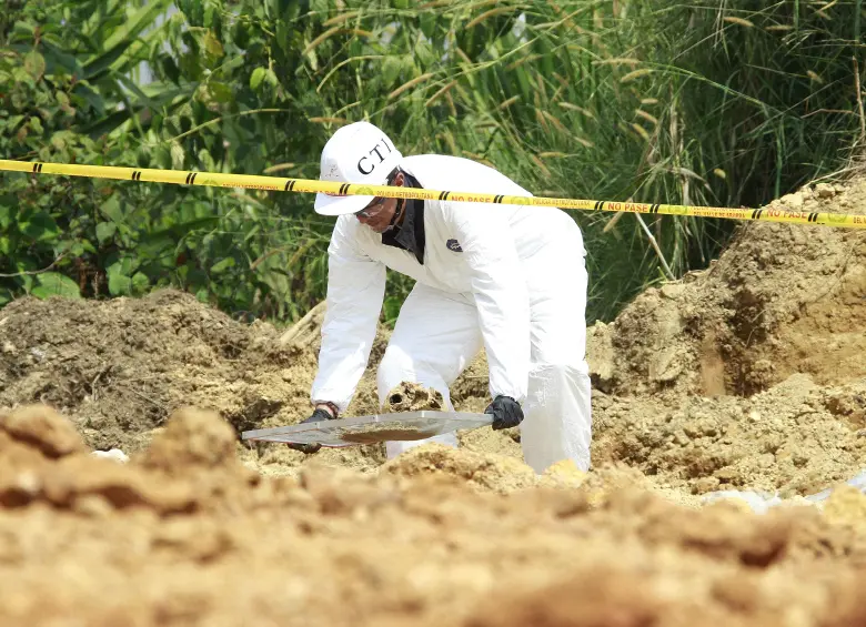 Los investigadores judiciales se encargaron de hacer las labores correspondientes con los restos óseos hallados en un sendero rural de Envigado, a más de 3 horas de la zona urbana. FOTO: EL COLOMBIANO