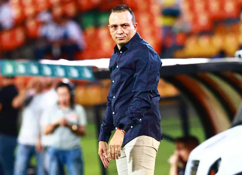 El entrenador Alejandro Restrepo dirige al Medellín desde el 7 de agosto del 2024. En ese tiempo ha llevado a los rojos a dos finales (una de Liga y una de Copa). Busca la tercera. Foto: Manuel Saldarriaga