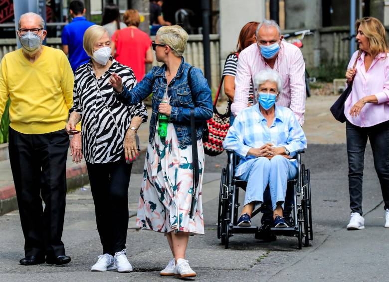 Los adultos mayores también salieron a ejercer su derecho al voto. FOTO Jaime Pérez