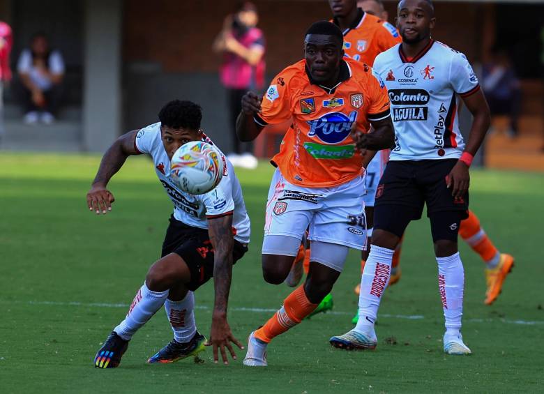 Envigado y Águilas se ven las caras de nuevo. FOTO MANUEL SALDARRIAGA
