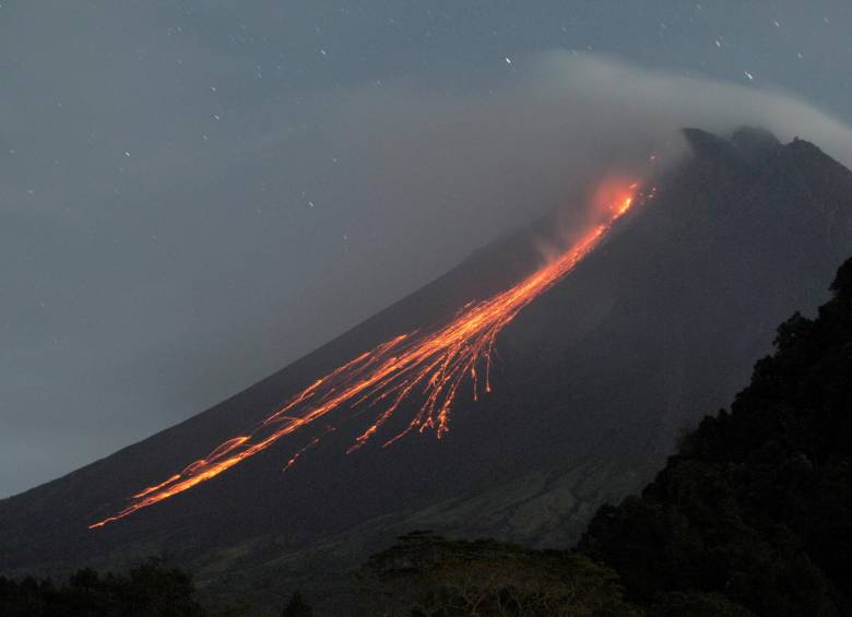 El volcán más activo de Indonesia, ubicado en el Monte Merapi en la isla de Java, entró en erupción, Las autoridades no reportan víctimas en el momento de la erupción Foto: Getty