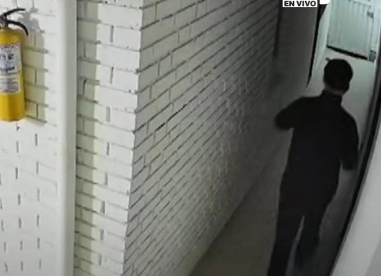 Nuchem Yisrael Eber saliendo del apartamento arrendado por aplicación. FOTO: Captura de video <i>City Tv</i>