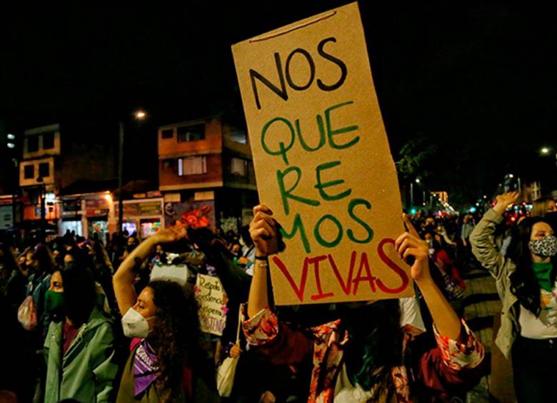 Factores como la violencia verbal, según Feminicidios Colombia, están presentes en la narrativa hacia las mujeres. FOTO: COLPRENSA.