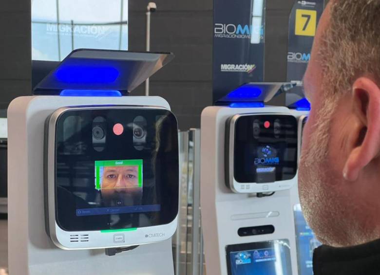 La implementación de control migratorio por iris no solo moderniza el aeropuerto, sino que blinda la seguridad y agiliza la llegada de visitantes a las diferentes ciudades del país. FOTO: Migración / Colprensa