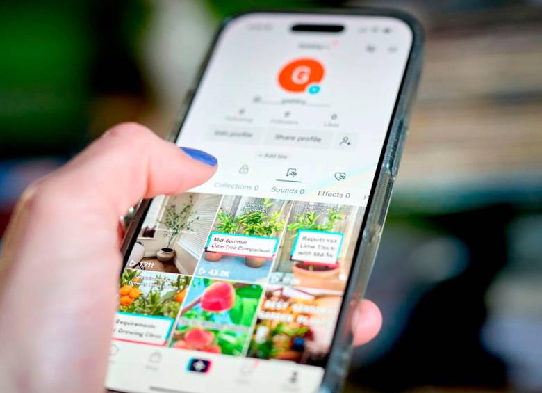 Un móvil muestra la aplicación TikTok. FOTO Getty