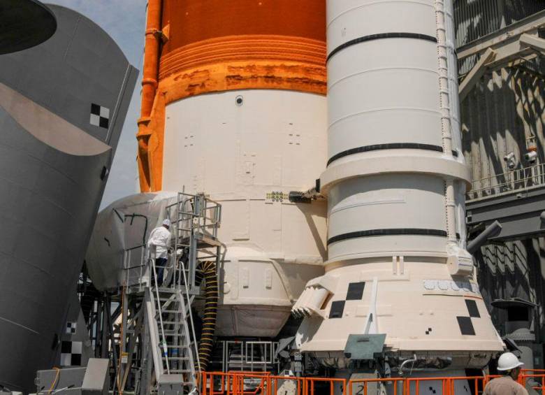 El cohete Sistema de Lanzamiento Espacial (SLS) está en la plataforma de lanzamiento 39B mientras equipos trabajan para reemplazar el sello en una interfaz entre el combustible de hidrógeno líquido línea de alimentación en el lanzador móvil y el cohete. FOTO: NASA