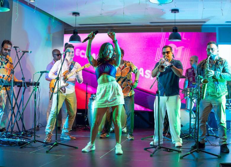 La campaña adapta tres clásicos de diciembre que mezclan ritmo y educación financiera para enseñar a identificar fraudes, proteger los datos y moverse con seguridad. Interpretadas por Los Cumbia Star, nominados al Grammy, y por el grupo vallenato Veba, estas versiones convierten el cuidado de la plata en parte del ambiente decembrino.