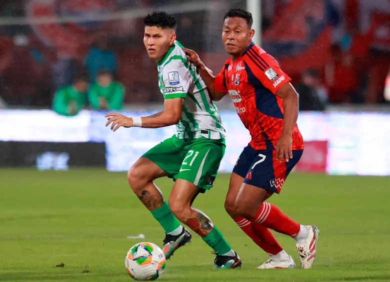Jorman Campuzano y Léider Berrío durante el último clásico entre DIM y Nacional. FOTO MANUEL SALDARRIAGA