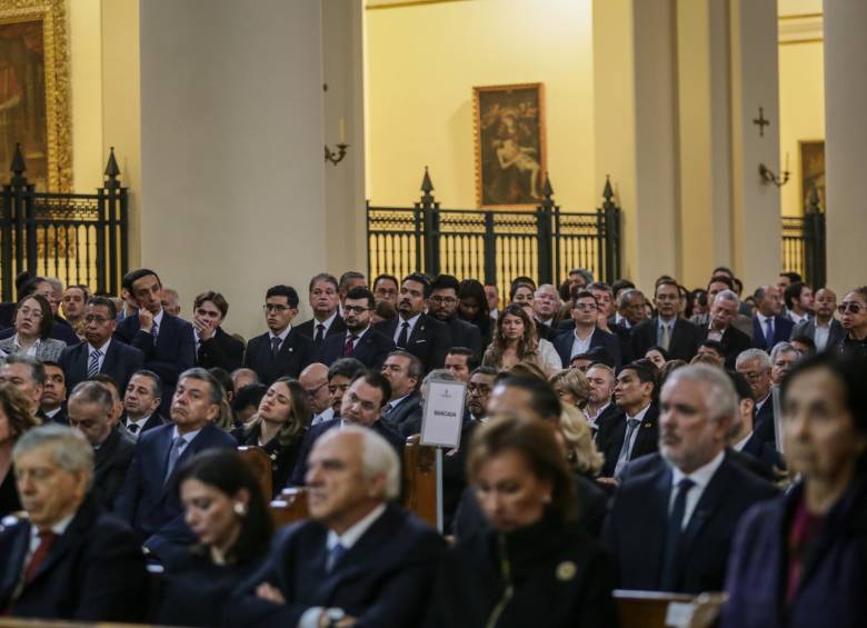 A la ceremonia de Vargas Lleras asistieron sus familiares, expresidentes de la República y distintas figuras políticas del país. FOTO: Colprensa