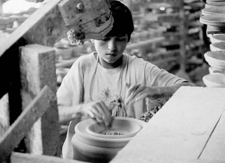 Uno de los aspectos que impacto a Botero al revisar las fotografías fue la edad de algunos obreros, quienes estaban entre los 12 y 13 años. FOTO óscar botero