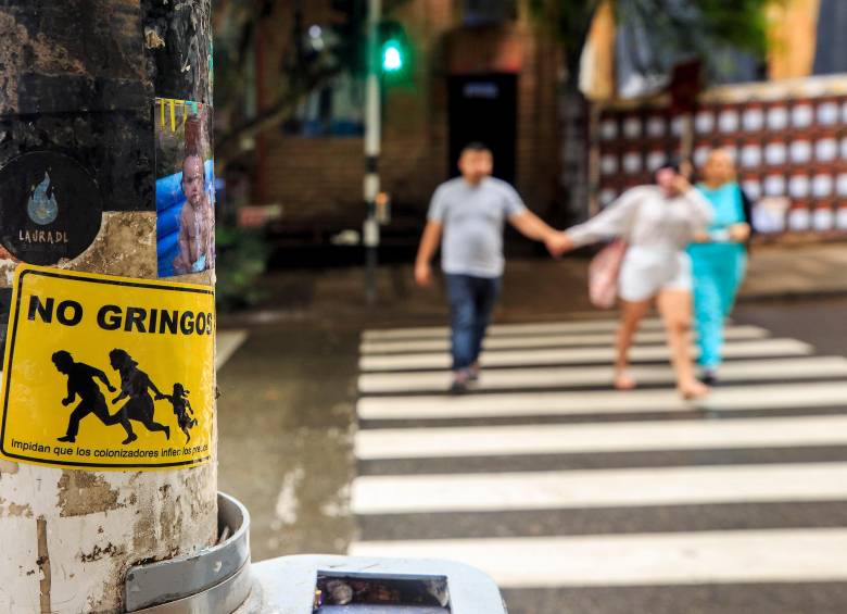 Durante los últimos años, en las calles ciudadanos han protestado por los impactos del auge turístico de Medellín pegando stickers y pancartas. FOTO: Camilo Suárez 
