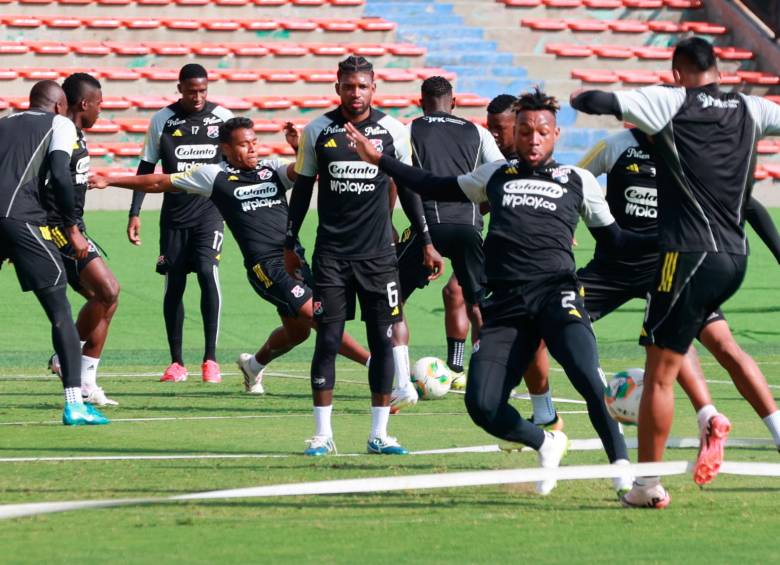 Los futbolistas del DIM entrenaron en el Atanasio Girardot con el aliento de su gente desde las tribunas. FOTO: Manuel Saldarriaga