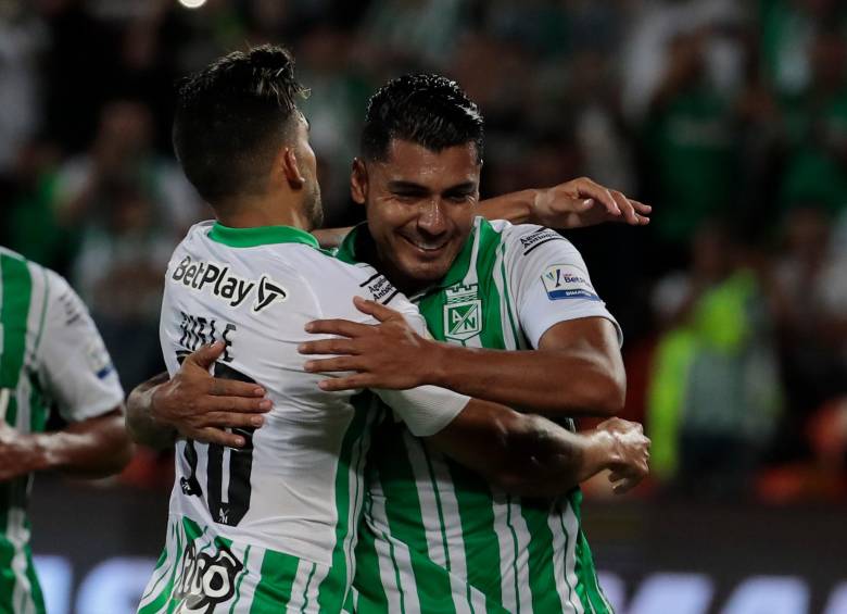 Jéfferson Duque anotó desde el punto penal en el minuto 45+2 y le dio la victoria a su equipo en un disputado partido contra Patriotas en el Atanasio Girardot. FOTO carlos velásquez