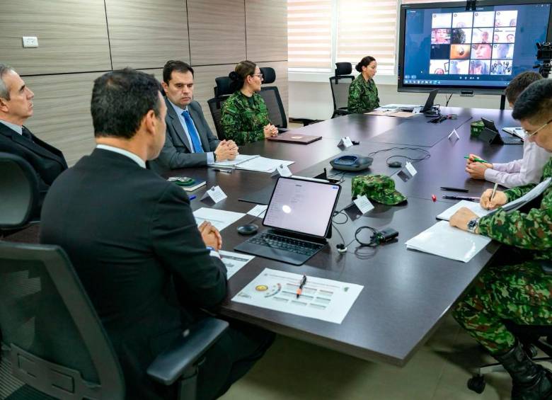 El ministro Pedro Sánchez y sus asesores, durante la reunión virtual con las familias de las víctimas del accidente del avión Hércules. FOTO: CORTESÍA MINISTERIO DE DEFENSA.