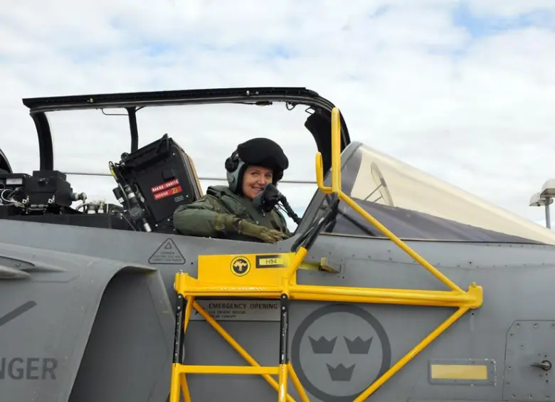 Anna Delham volando un Gripen de la Fuerza Aérea de Suecia en 2011. FOTO: imagen tomada de internet.