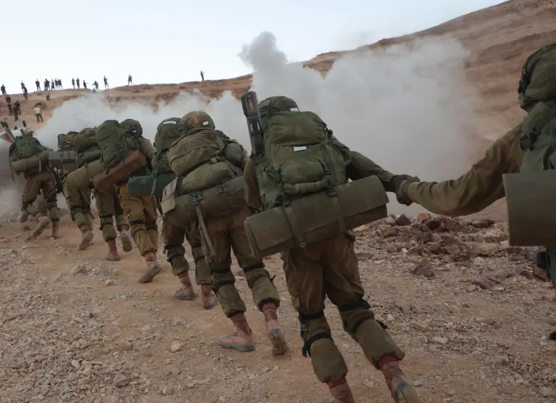 Irán prometió que su país respondería con contundencia a los ataques israelíes en su territorio. En la imagen: soldados de las Fuerzas de Defensa de Israel marchando en Masada, cerca del Mar Muerto, Israel. FOTO: Xinhua