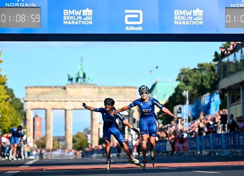 Este es el momento en el que las bogotanas Gabriela Rueda y Karol García cruzan la meta en la Maratón de Berlín. FOTO cortesía fedepatÍn 