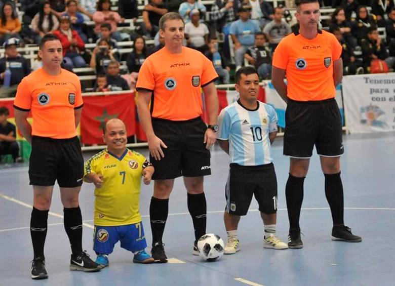 Alexis Calvo, en la foto del círculo, es el presidente del seleccionado nacional de talla baja. FOTO cortesía selección colombia