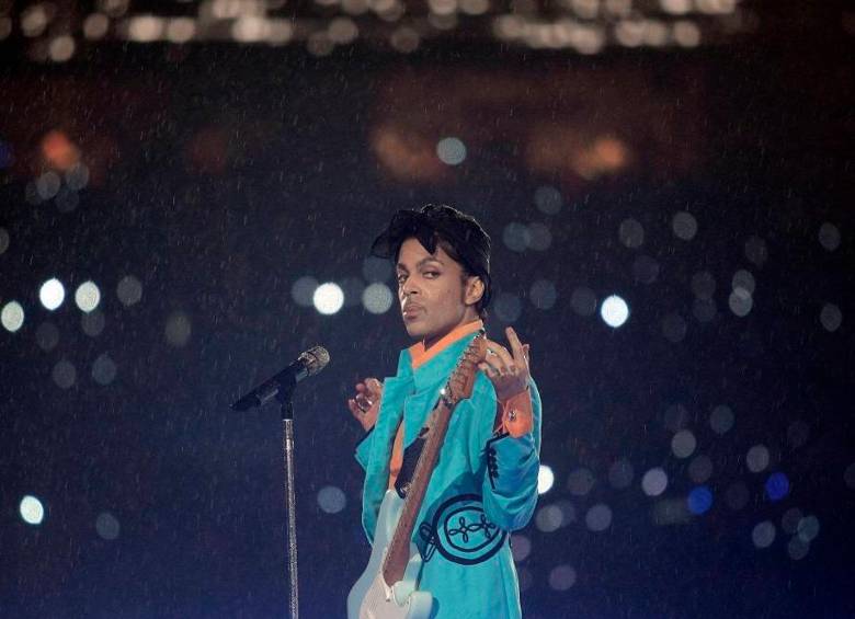 Cantando bajo la lluvia, justo cuando cantó Purple Rain, se convirtió en uno de los momentos más icónicos de la historia del Super Bowl. FOTO AFP