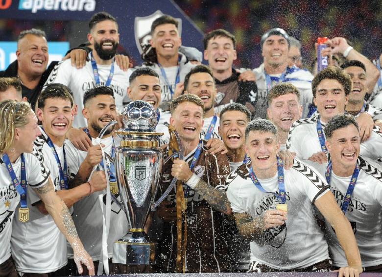 Platense levantó su primera copa en su historia. FOTO X-PLATENSE