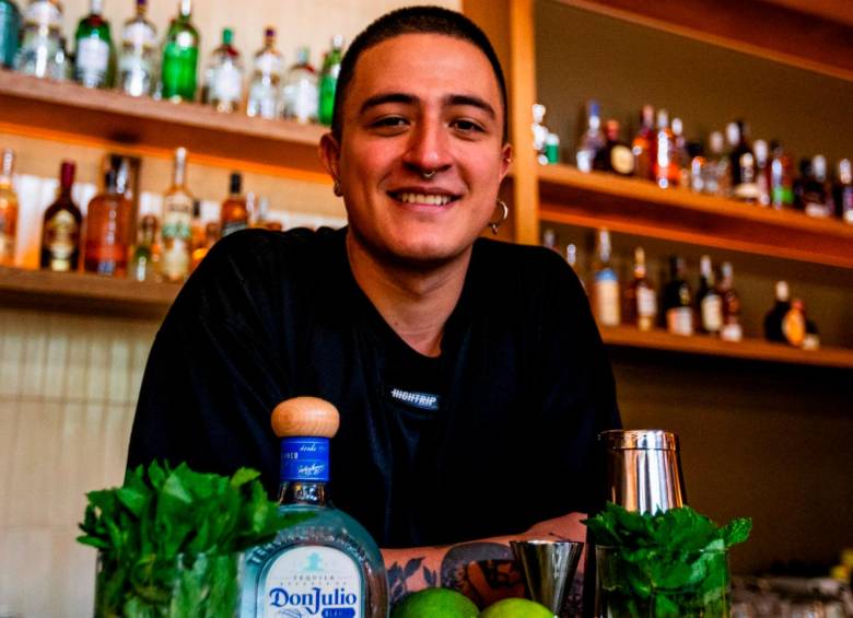 Andrés Kisic es bartender hace seis años. FOTO Julio César Herrera