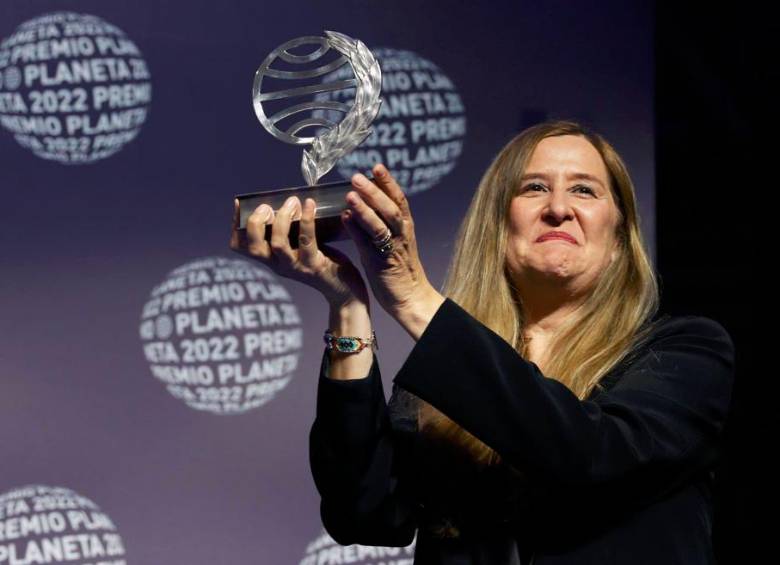 La escritoria española Luz Gabás publicó su primera novela “Palmeras en la nieve” en 2012. Diez años después se lleva el galardón Premio Planeta de novela. FOTO: EFE. 
