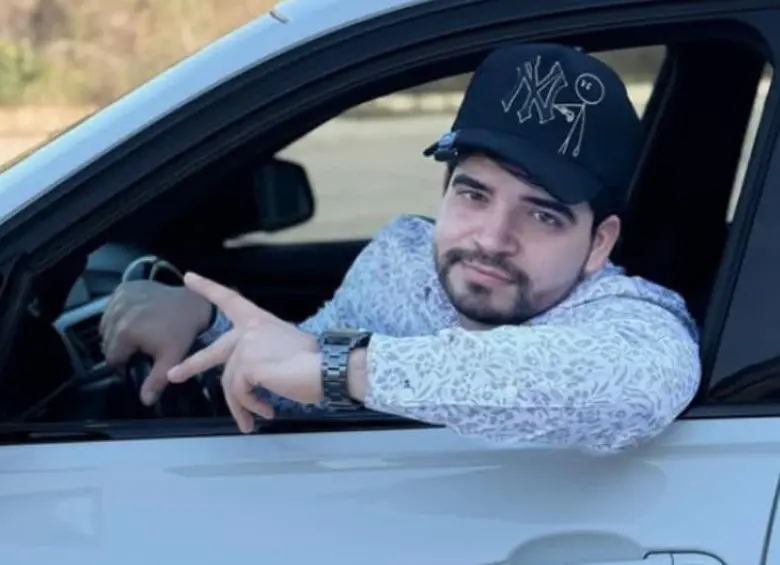 César Gastélum, influencer mexicano conocido por sus videos en TikTok, fue asesinado durante una transmisión en vivo en Culiacán. Las autoridades investigan el caso como un ataque directo y buscan identificar a los responsables. FOTO: César Gastélum vía Instagram. 