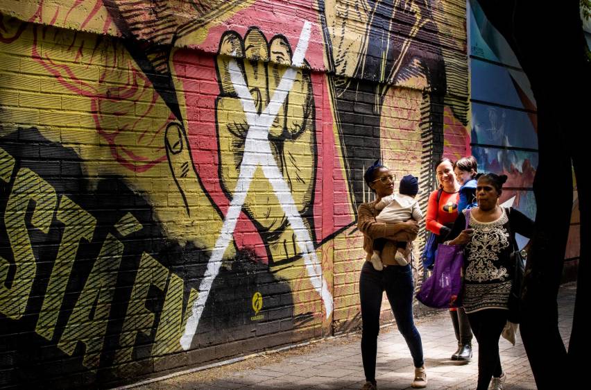 Hace unas semanas empezaron a aparecer tachanones en reconocidos lugares de grafitis de la ciudad. El supuesto autor se graba y sube imágenes a redes sociales mientras se abre la polémica sobre la validez de sus acciones. Fotos: Jaime Pérez.