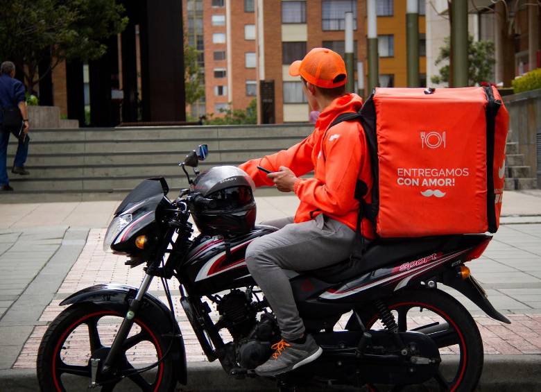 Además de domicilios tradicionales, ofrece entregas en minutos, servicios financieros y otras soluciones digitales orientadas a simplificar las compras y el acceso a diferentes servicios desde una sola aplicación.