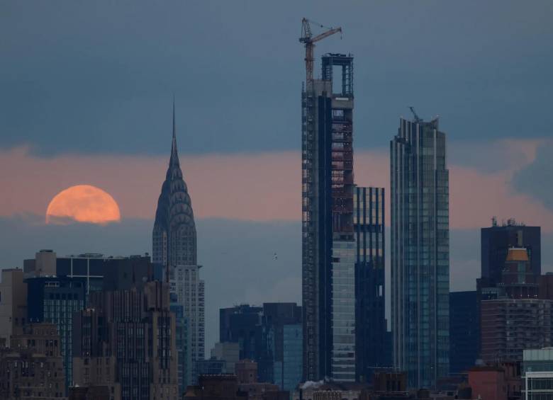 La Luna llena detrás del edificio Chrysler, en Nueva York este 13 de enero de 2025. FOTO: Getty 