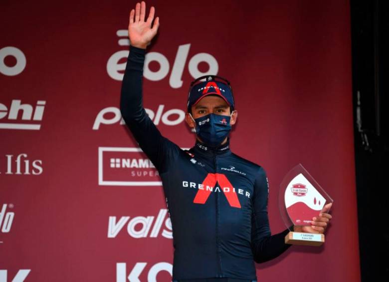 Egan Bernal y el festejo del tercer lugar en la Strade Bianche, presentación que lo llena de confianza para el Giro. FOTO getty