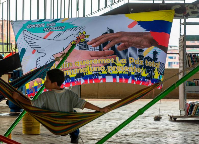 Lectores a la Hamaca y el cartel en que los habitantes de Santo Domingo piden ser laboratorio de la paz total del gobierno.