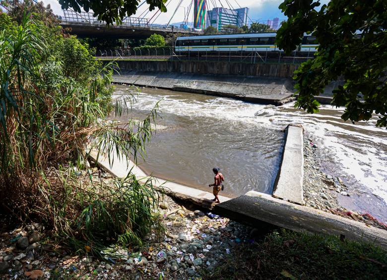 El río Medellín tiene al menos 82 puntos críticos y arrastra un deterioro y negligencia desde hace casi un siglo. FOTO: JULIO HERRERA