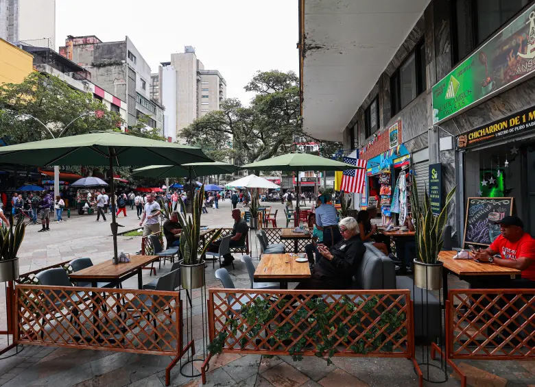 Los costos asociados a la alimentación por fuera del hogar, es decir en restaurantes, presionaron al alza la inflación. FOTO Manuel Saldarriaga