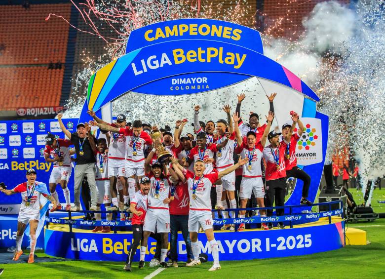 Santa Fe es campeón del fútbol colombiano. Uno de los protagonistas inesperados de la tarde fue Hugo Rodallega, el experimentado delantero. A pesar de arrastrar una lesión, su presencia en el campo fue determinante y su influencia en el juego fue clave para el desenlace del campeonato. Foto: Camilo Suárez Echeverry