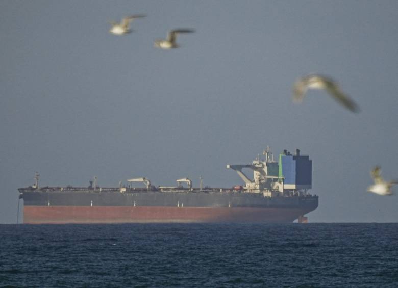 El ejército iraní afirma que el Estrecho de Ormuz está cerrado de nuevo, lo que obliga a los barcos a retroceder. Todo esto menos de un día después de que lo declararan abierto. Teherán afirma que se mantendrá cerrado hasta que EE. UU levante el bloqueo de los puertos iraníes. FOTO: AFP.