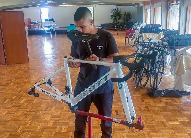 Felipe Vallejo haciendo su trabajo como mecánico de bicicletas, una labor que lo hace vibrar junto a los ciclistas. FOTO cortesía felipe vallejo
