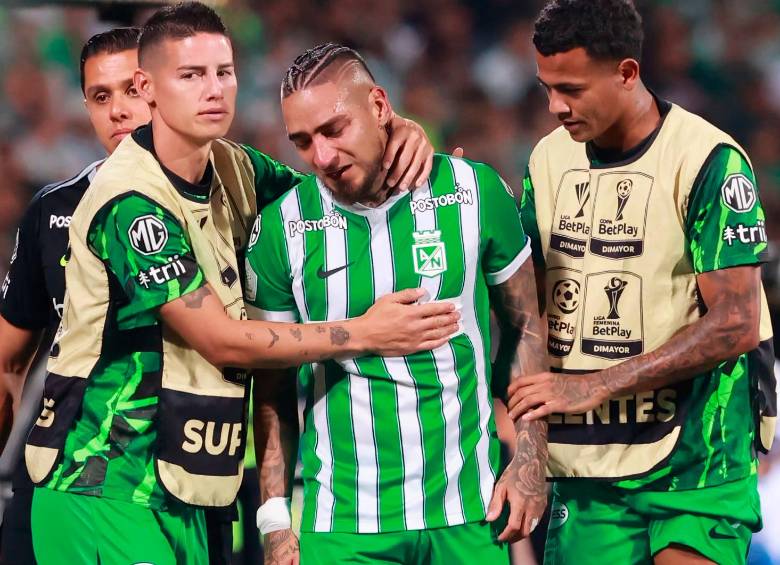 Momento en el que Chicho Arango fue sustituido tras sufrir una lesión. Se fue entre lágrimas y sus compañeros lo consolaron. FOTO MANUEL SALDARRIAGA