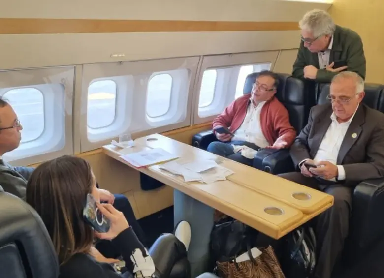 Gustavo Petro en su avión presidencial en el año 2023. Foto: Colprensa