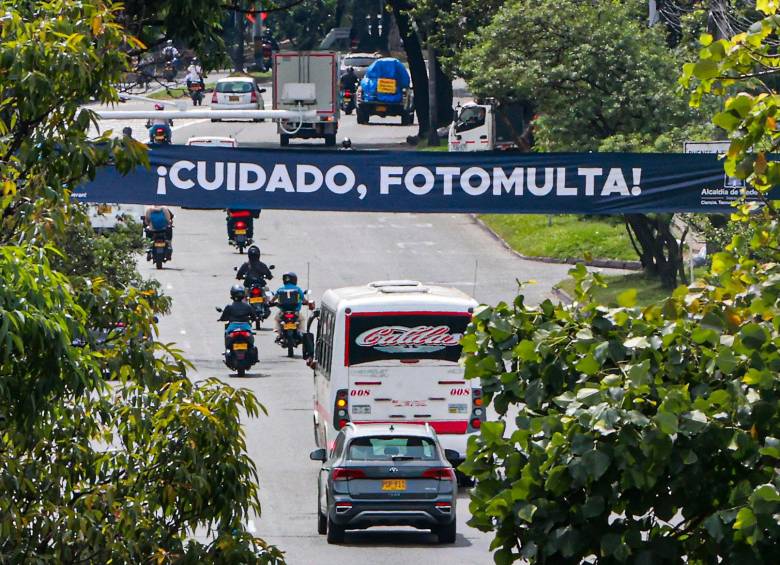 Así son los avisos que la Alcaldía de Medellín instaló en varios corredores viales de la ciudad para alertar a los conductores sobre la ubicación de las fotomultas. FOTO: Manuel Saldarriaga