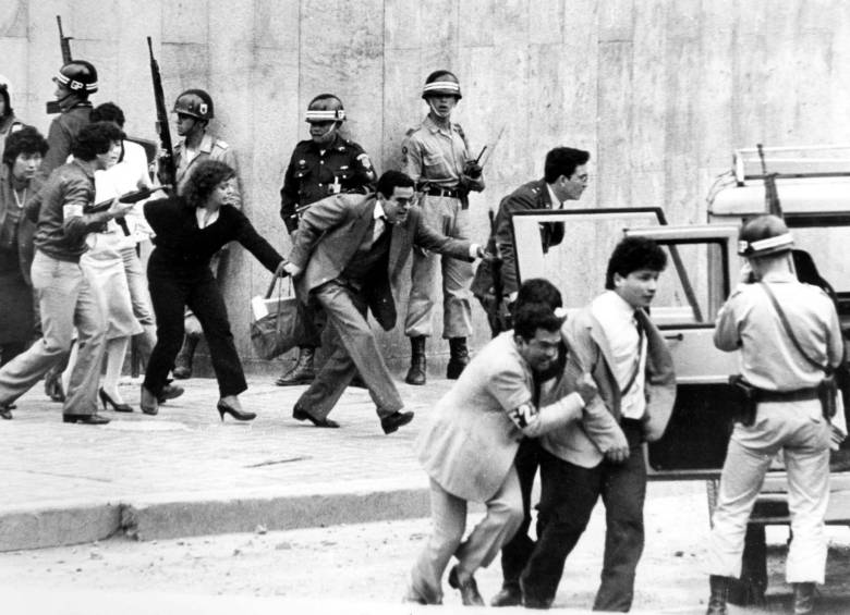 Por lka toma y retoma del Palacio de Justicia murieron alrededor de 100 personas. Foto: Archivo fotográfico del Colombiano. 
