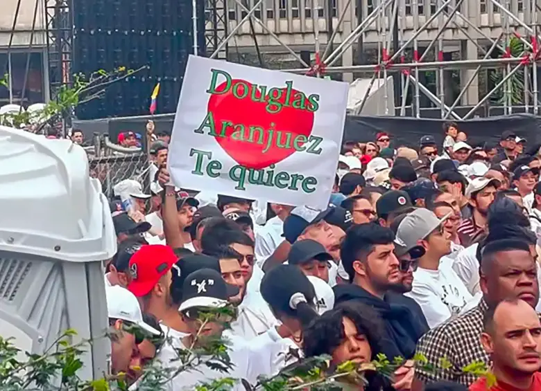En una imagen captada por este medio se ve un cartel que dice “Douglas Aranjuez Te quiere (sic)”, en referencia a José Leonardo Muñoz Martínez, histórico cabecilla de la banda La Terraza. Foto: El Colombiano