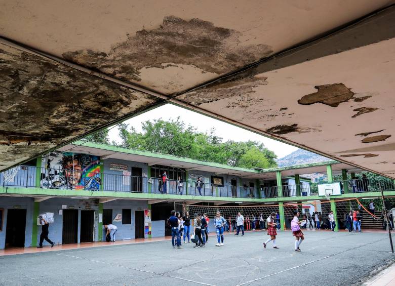 En el colegio Gilberto Alzate Avendaño los estudiantes deben ir a clases en salones con grandes humedades. FOTO jaime Pérez