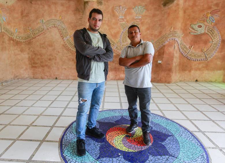 Santiago Valencia y John Edward Foronda —líderes de la corporación Altavista— hacen programación cultural en el salón la Serpiente emplumada. Foto: Manuel Saldarriaga.