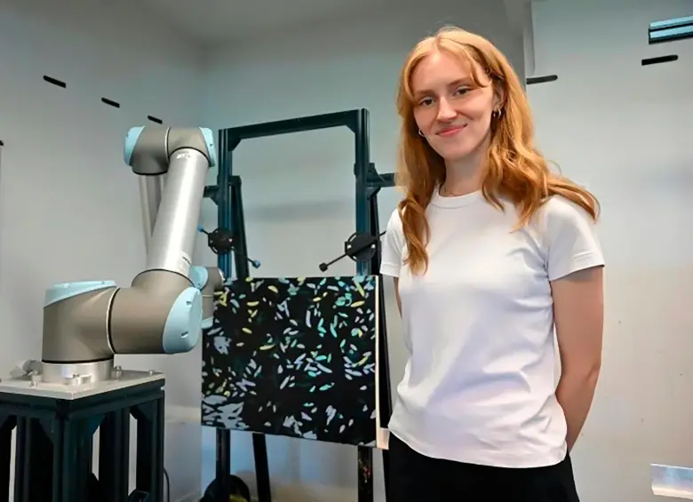 Ella es Audrey-Ève Goulet, la artista creadora de esta idea con el brazo robótico. FOTO AFP