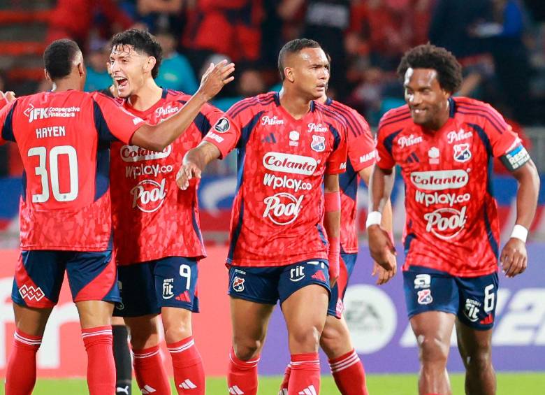 Los futbolistas del Medellín festejaron “a rabiar” la clasificación a la fase de grupos de la Copa Libertadores 2026, después de tres años sin conseguirlo. Foto: Manuel Saldarriaga